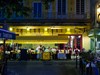 Platz du Forum, die dekaoration des Cafes erinnert an ein Gemälde von van Gogh
